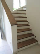 Treppenstufen auf Beton in Asteiche geölt mit Setzstufen weiß lackiert